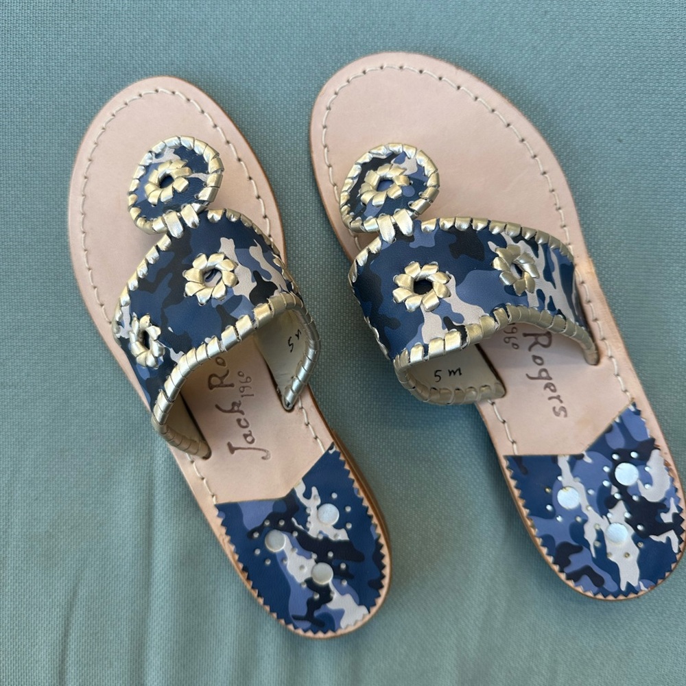 Brand new in box, blue camouflage with platinum Whipstitch,Pics are actual pair